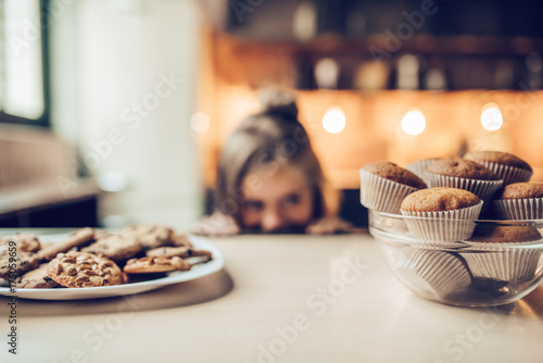 Canvas Print Little girl on kitchen