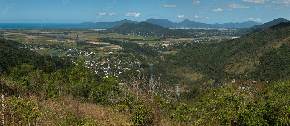 Blick auf Cairns von Douglas Track