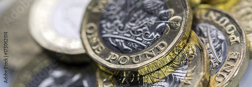 Foto Selective Focus of the New UK One Pound Coin in panoramic format