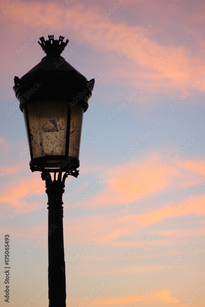 パリ夕焼け、街灯、シルエット