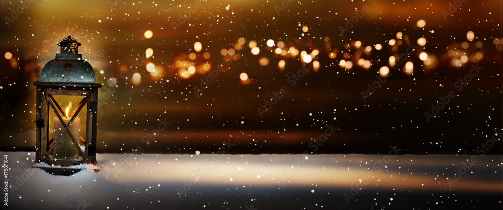 Naklejka premium Burning light in a winter night