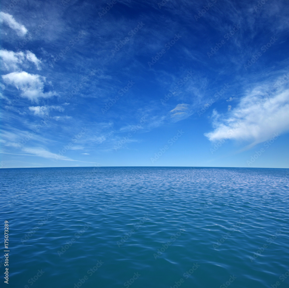 Obraz premium Niebieska powierzchnia wody morskiej