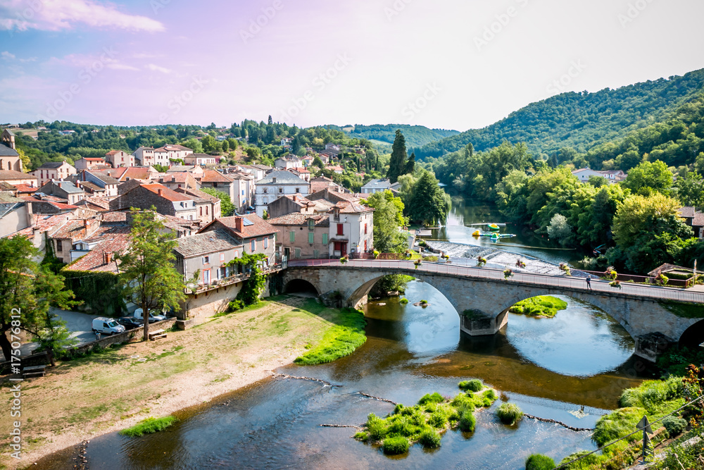 Vue sur le village de Laguépie et le Viaur du haut du Château à Saint-Martin-Laguépie Vue sur le village de Laguépie et le Viaur du haut du Château à Saint-Martin-Laguépie