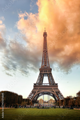 Fototapeta Naklejka Na Ścianę i Meble -  Eiffel Tower against sunset in Paris, France