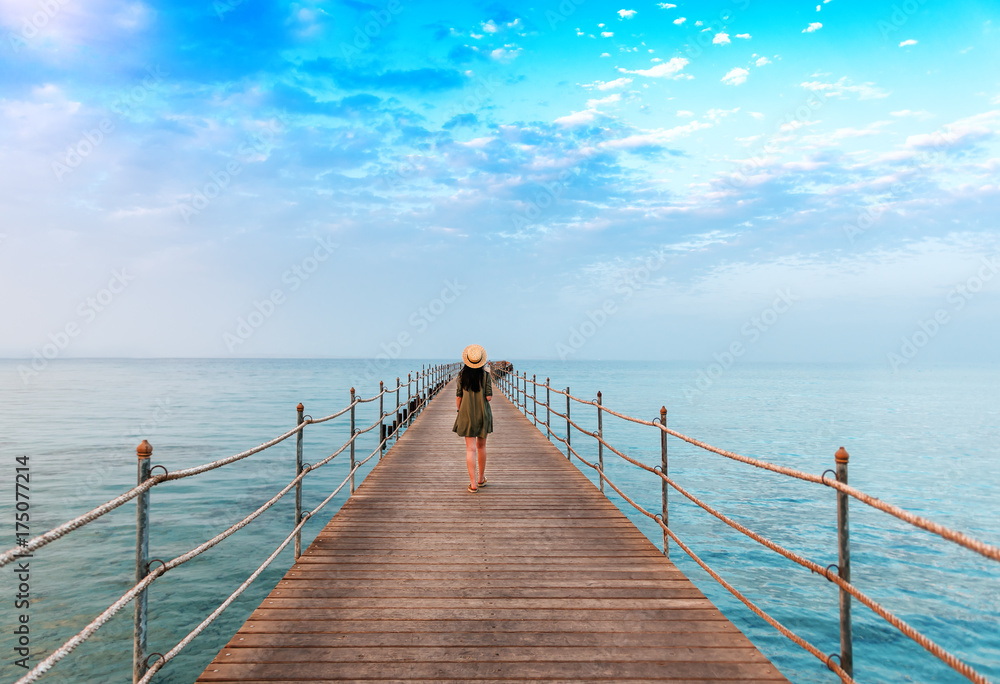 Obraz premium young girl on the pier