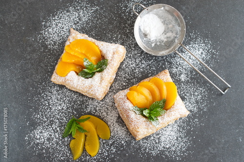 Puff pastry cookies with chokolade cream and tinned apricotes