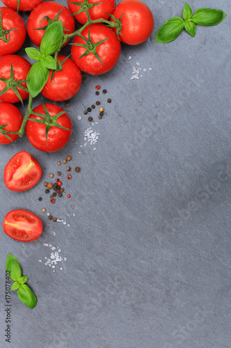 Tomaten Tomate rot Gemüse hochkant Schiefertafel Textfreiraum von oben