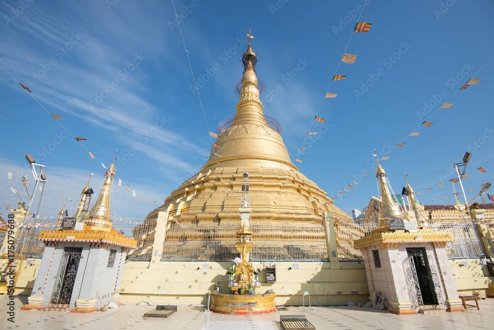 Fototapeta premium botahtaung pagoda is a famous pagoda located in downtown Yangon, Myanmar, near the Yangon river. The pagoda was first built by the Mon around the same time as was Shwedagon Pagoda