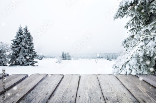 Holzuntergund mit winterlichen Landschaft © cstirit