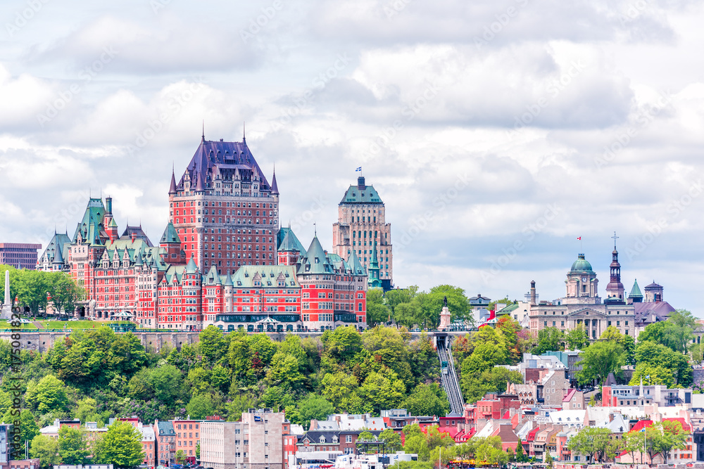 Fototapeta premium Widok z miasta Levis na panoramę miasta i panoramę miasta Quebec w Kanadzie z rzeką Świętego Wawrzyńca i łodziami wycieczkowymi, kolejką linową