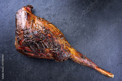 Photo Barbecue haunch of Venison with marinade as close-up on a slate slab