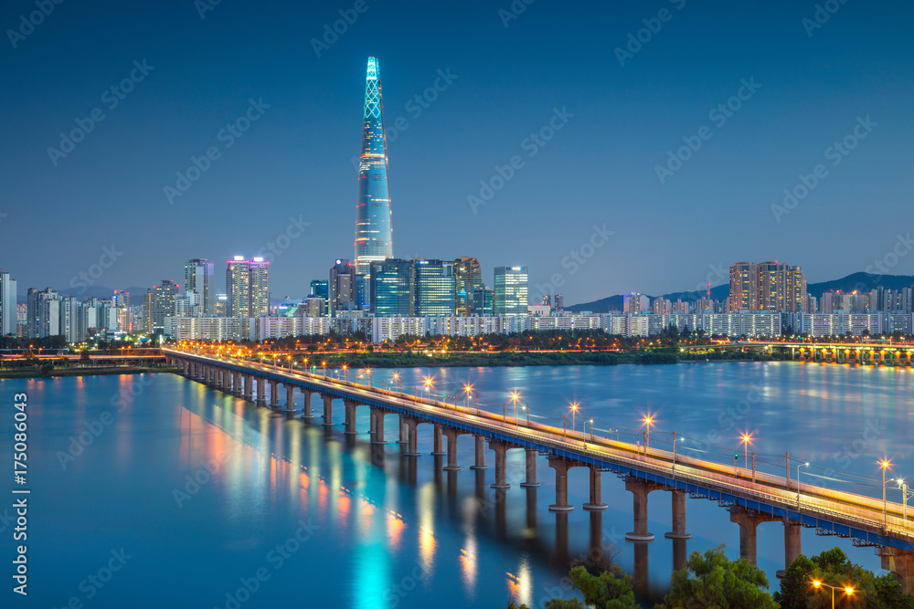 Fototapeta premium Seul. Cityscape obraz Seulu i rzeki Han podczas godziny zmierzchu niebieski.