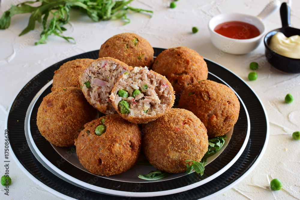 Fish balls with tuna and green peas Fish balls with tuna and green peas