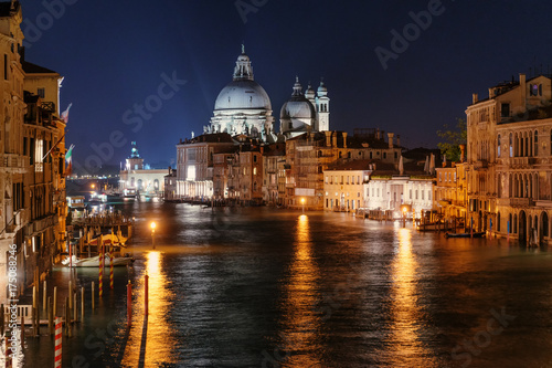 Night on canal in Venice © Mny-Jhee