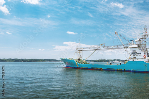 停泊する遠洋漁船