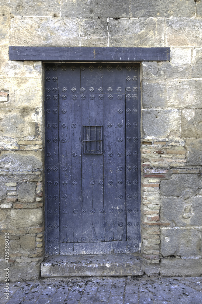 Puerta antigua de madera en el Alcazar de Jerez Puerta antigua de madera en el Alcazar de Jerez