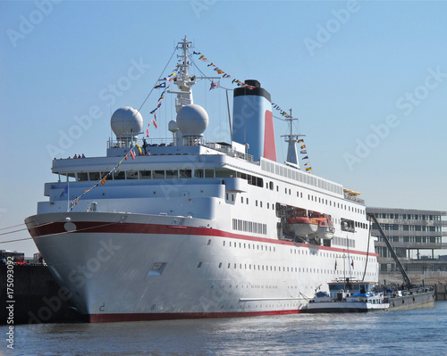 Klassisches deutsches Kreuzfahrtschiff MS Deutschland Phoenix Reisen läuft in Hamburger Hafen ein photo