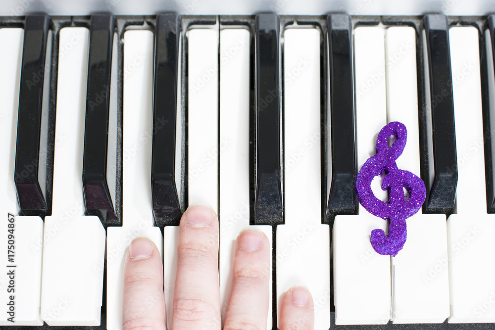 Naklejka premium Organ and hands.