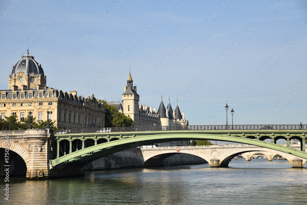 Ponts et île de la Cité à Paris en été, France
