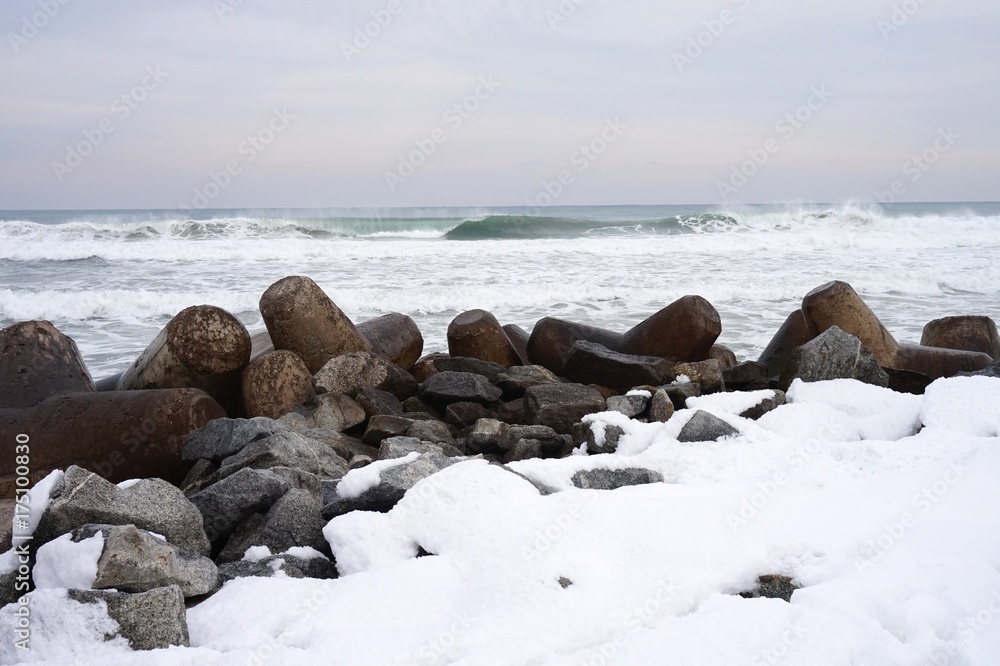 Fototapeta premium 강릉 겨울 바다의 방파제.(The breakwater of winter sea of Kangnung.)