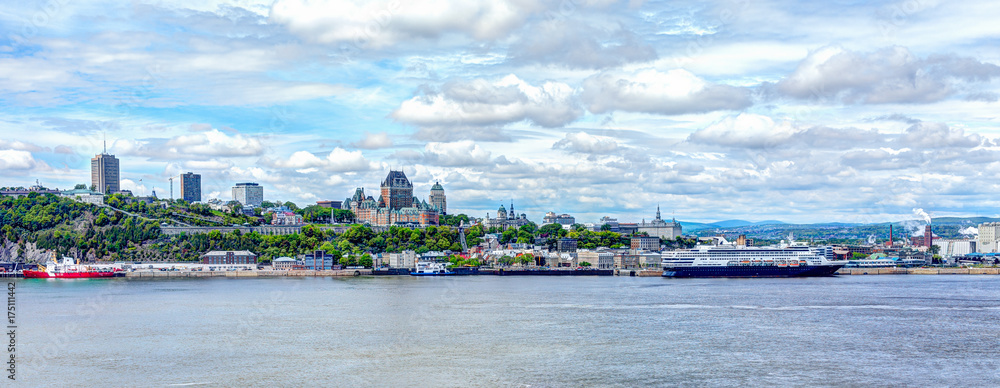 Fototapeta premium Pejzaż miejski i panoramę miasta Quebec z rzeką Świętego Wawrzyńca i łodziami