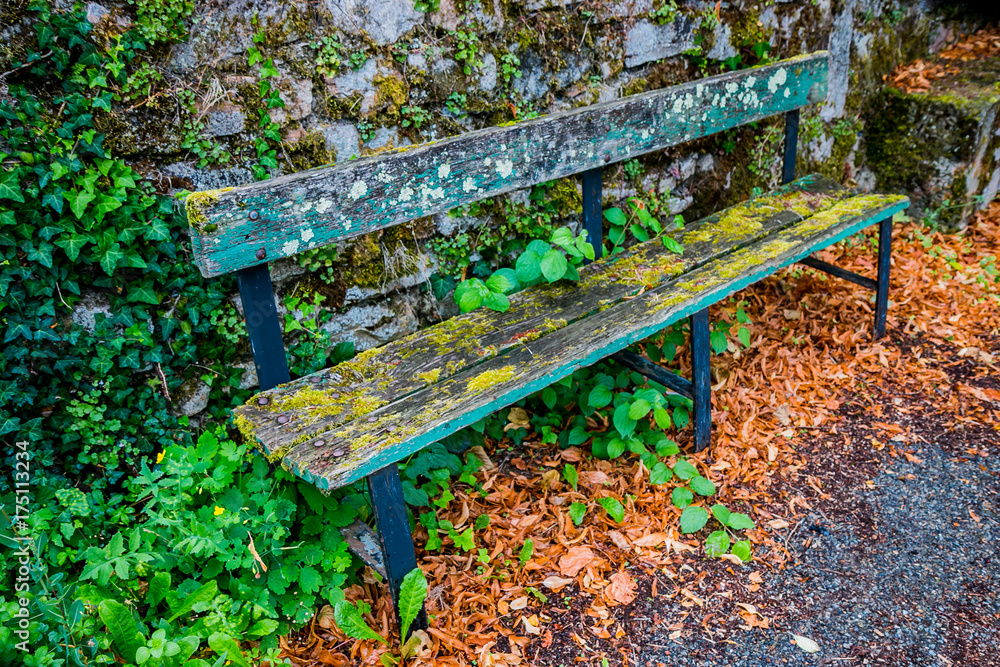 Vieux banc en bois dans les rues de Najac Vieux banc en bois dans les rues de Najac