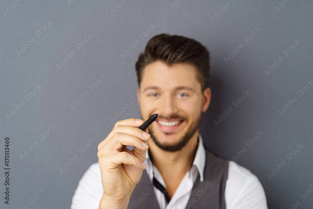 lächelnder mann skizziert eine idee lächelnder mann skizziert eine idee