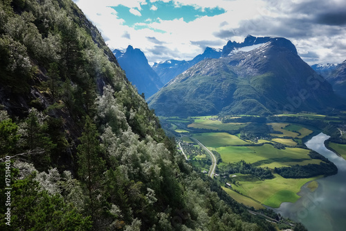 Fjord et rivière depuis une montagne, Norvège