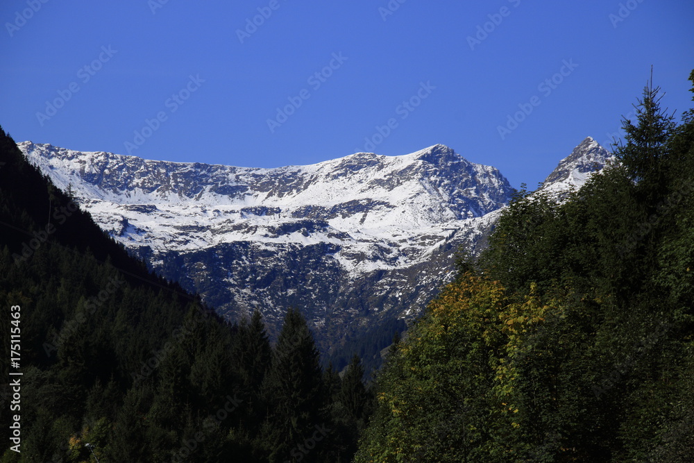 Blick auf die Alpen im Pinzgau bei Saalbach Hinterglemm in Österreich. Blick auf die Alpen im Pinzgau bei Saalbach Hinterglemm in Österreich.