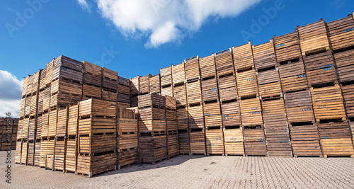 Obraz na płótnie The accumulation of a large number of wooden crates on the site w salonie