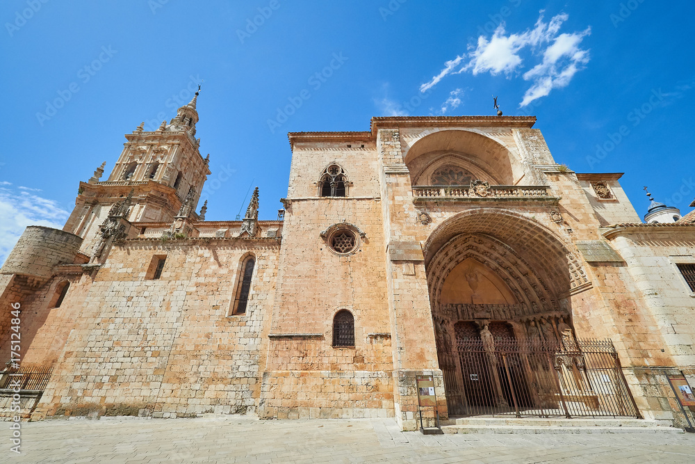 Fachada de la Catedral Gótica de Santa María de la Asunción en la Villa de El Burgo de Osma, Provincia de Soria, España