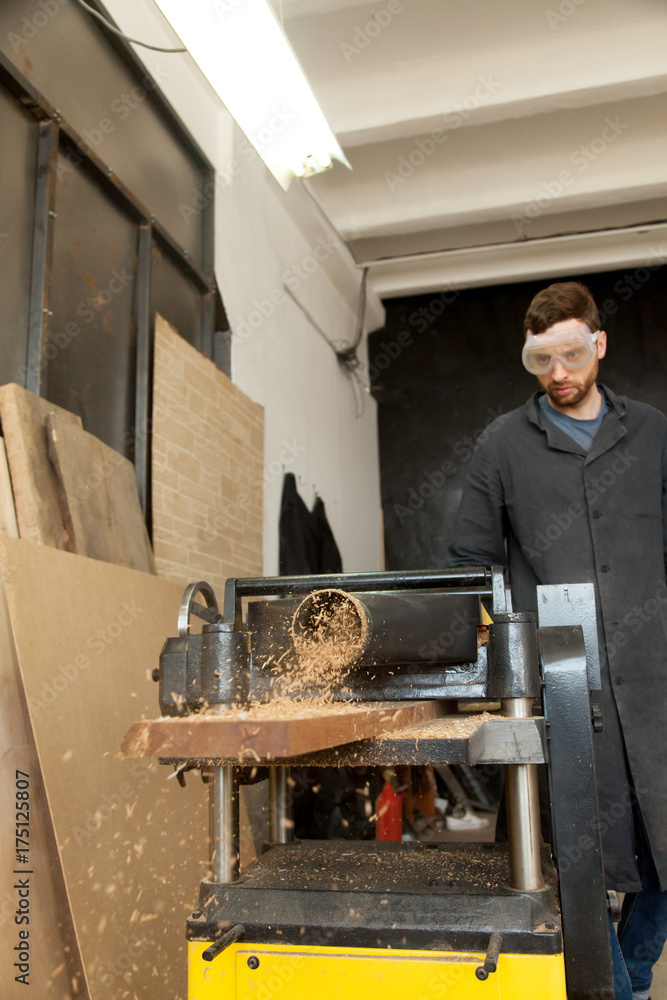 Joiner works at machine tool in 