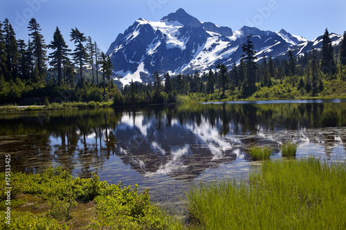 Fototapeta Naklejka Na Ścianę i Meble -  Reflection Lake Mount Shuksan Washington State