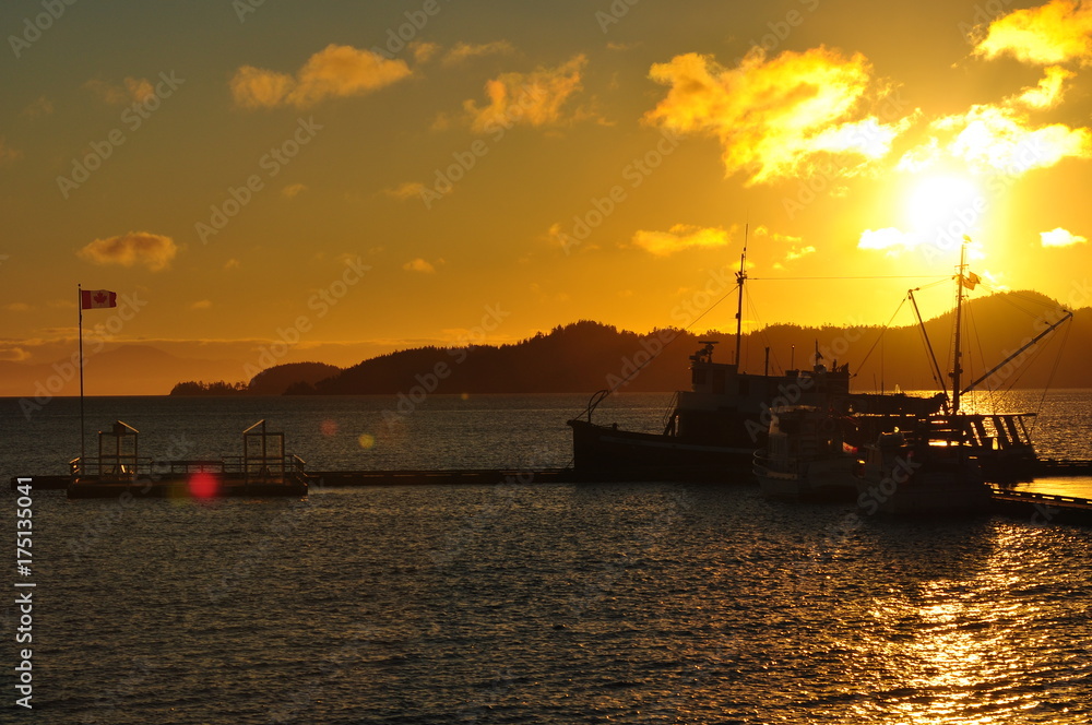 Barco al amanecer en Port Hardy, Canada Barco al amanecer en Port Hardy, Canada