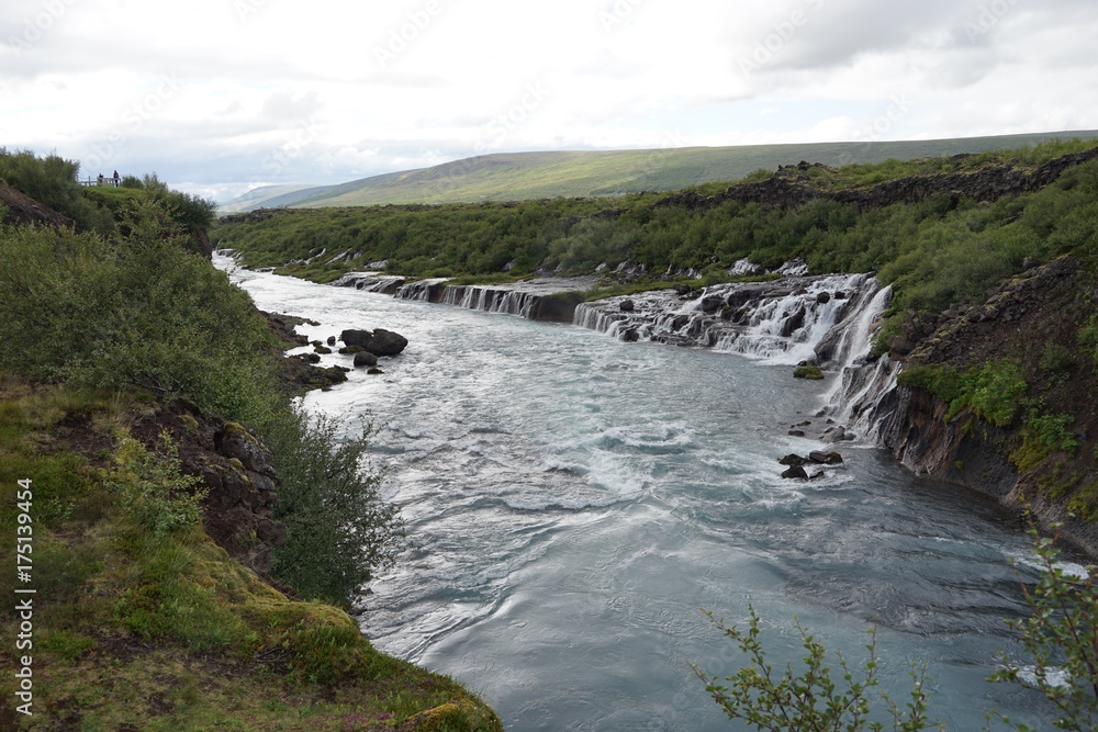 Island: Wasserfälle Hraunfossar und Barnafoss bei Húsafell