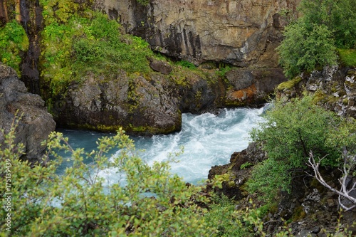 Island  Wasserf  lle Hraunfossar und Barnafoss bei H  safell