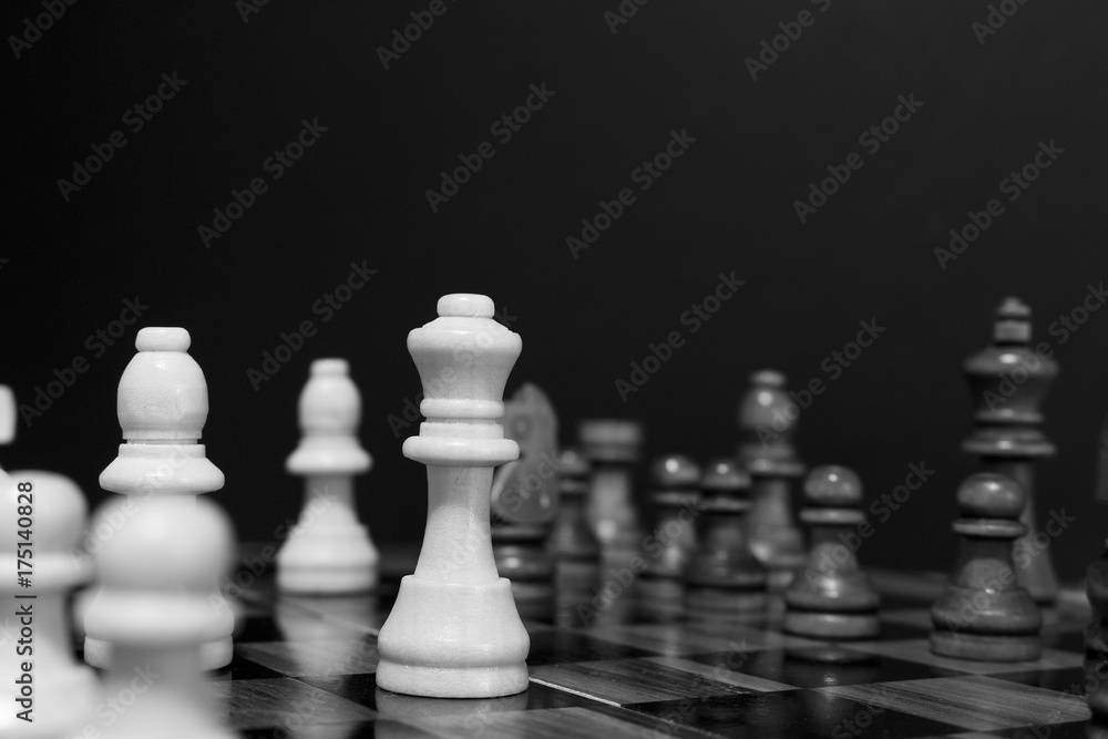Scacchi fotografati su una scacchiera Scacchi fotografati su una scacchiera