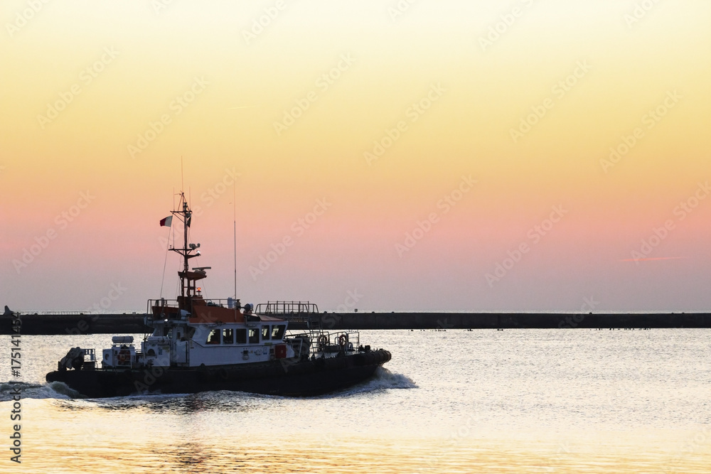 Fototapeta premium ship against the backdrop of the sunset sky