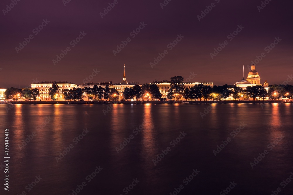 Saint-Pétersbourg de nuit, vue sur la Néva