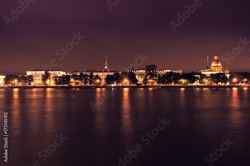 Saint-Pétersbourg de nuit, vue sur la Néva
