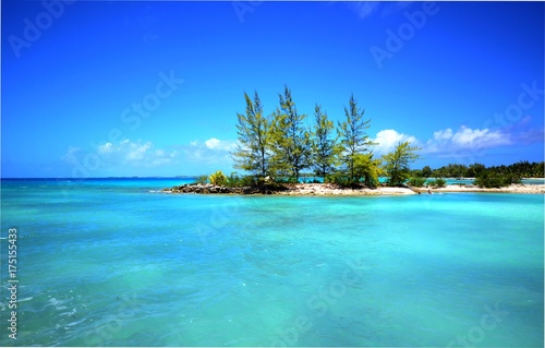 motu ilot sur le lagon turquoise de tikehau polynésie française photo