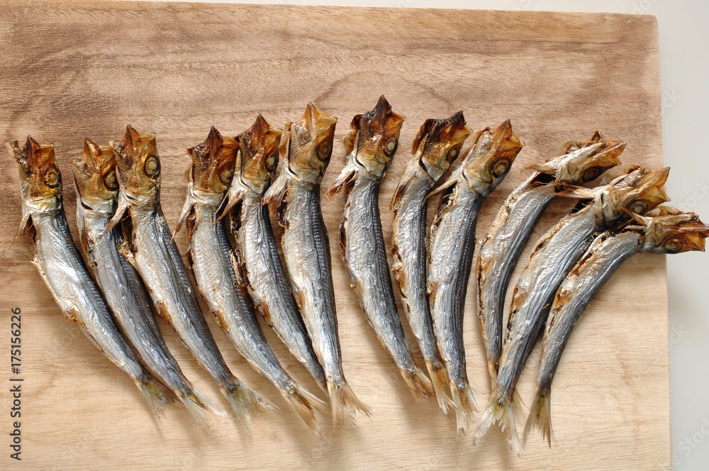 焼き魚 イワシ類の 小魚を塩漬けした後 目から下あごへ竹串やワラを通して数匹ずつ束ね 乾燥させた ものを焼き魚にしたものです Stock 写真 Adobe Stock