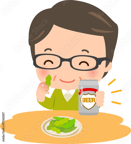 缶ビールを片手に枝豆を食べる中年男性