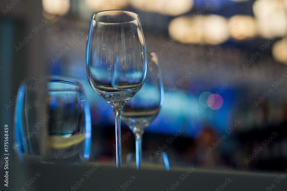 Obraz premium Empty glasses wine in restaurant