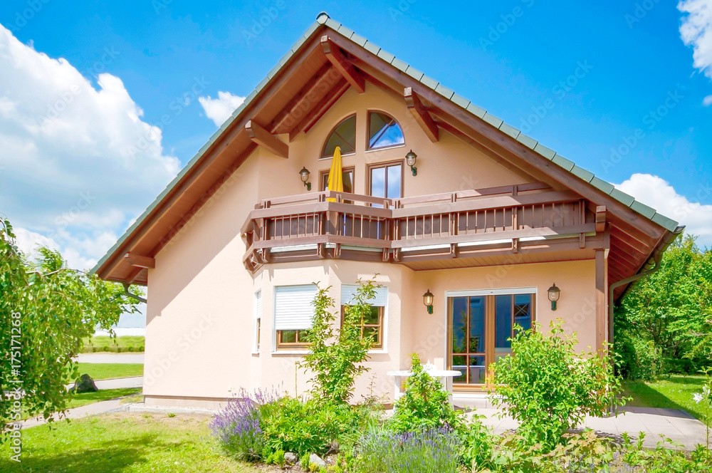 Haus mit Balkon Haus mit Balkon