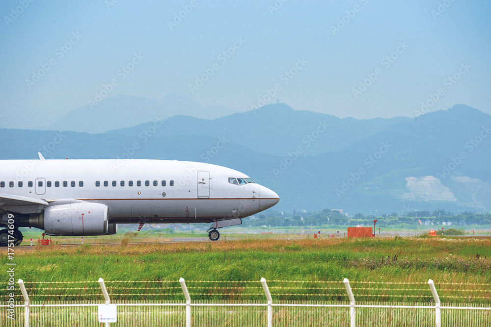 Fototapeta premium 離陸に向かう旅客機