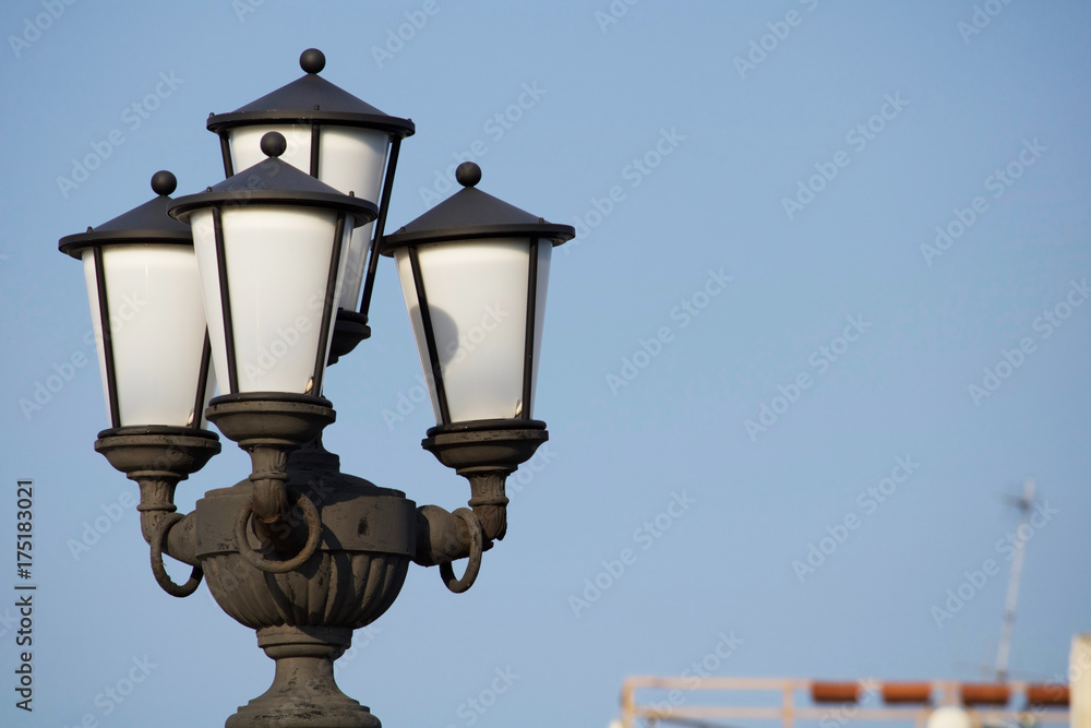 Lampione sul lungomare di Bari