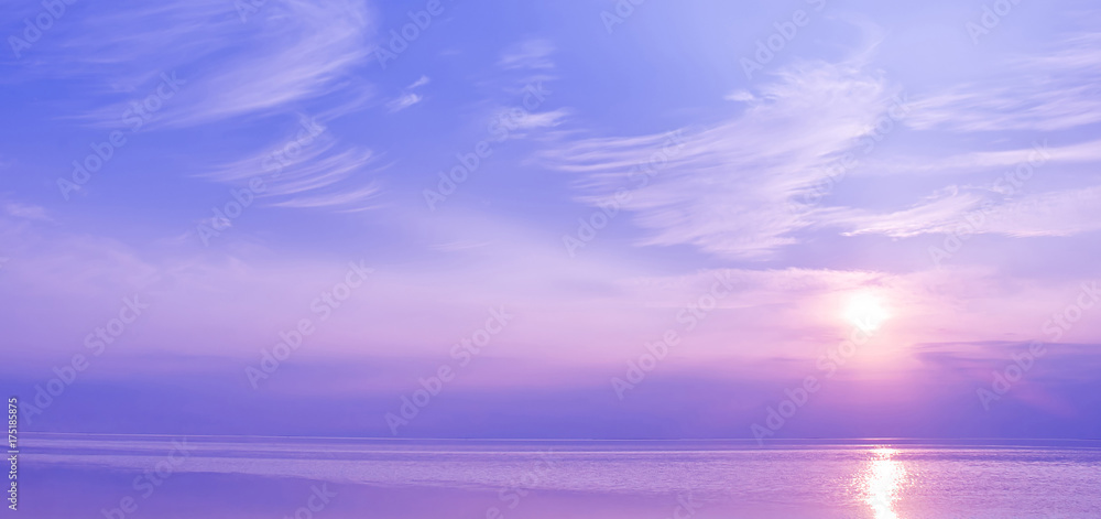 Naklejka premium Piękny zachód słońca nad morzem kolorach niebieskim i fioletowym