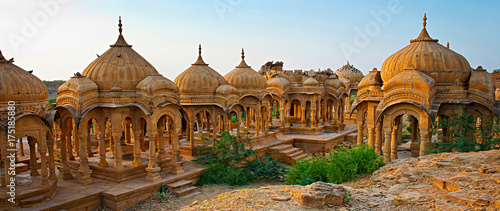 Obraz na plátně The royal cenotaphs of historic rulers, also known as Jaisalmer Chhatris, at Bad