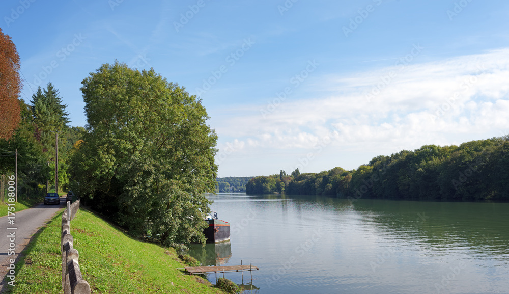 Fototapeta premium Seine river bank near Saint-Fargeau-Ponthierry